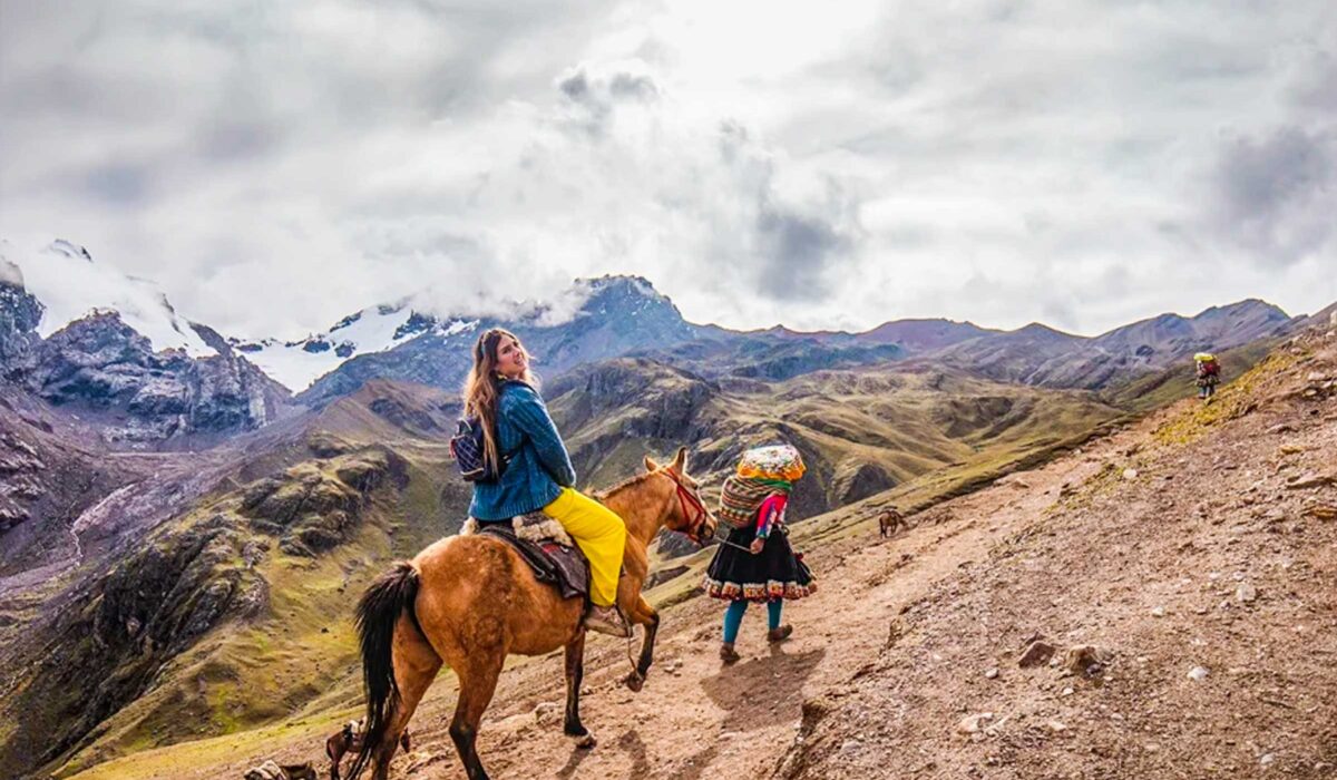horse-riding-to-vinicunca