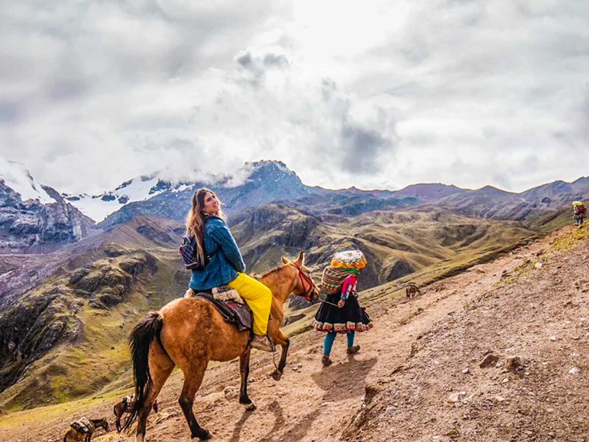 Horseback riding tour to Rainbow Mountain